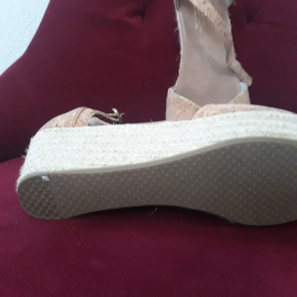 Shoes, and clothes. - Picture 10 of 12